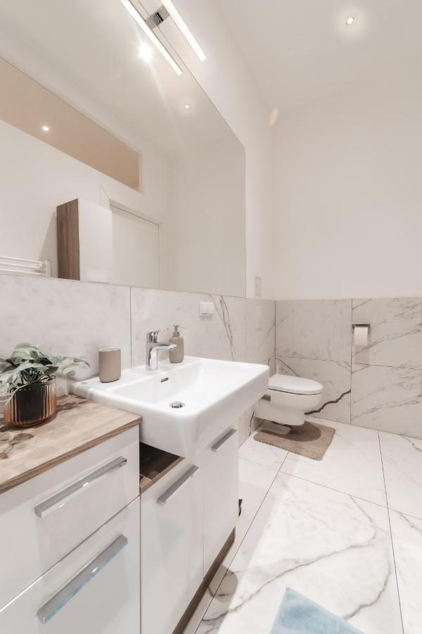 Cozy Apartment, 2 Private Terraces, 8 Min To City Center Wien Exteriör bild